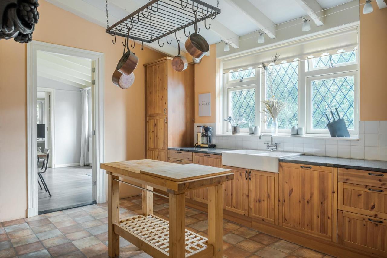 Beautiful English Villa With Hottub Зёйдволде Экстерьер фото