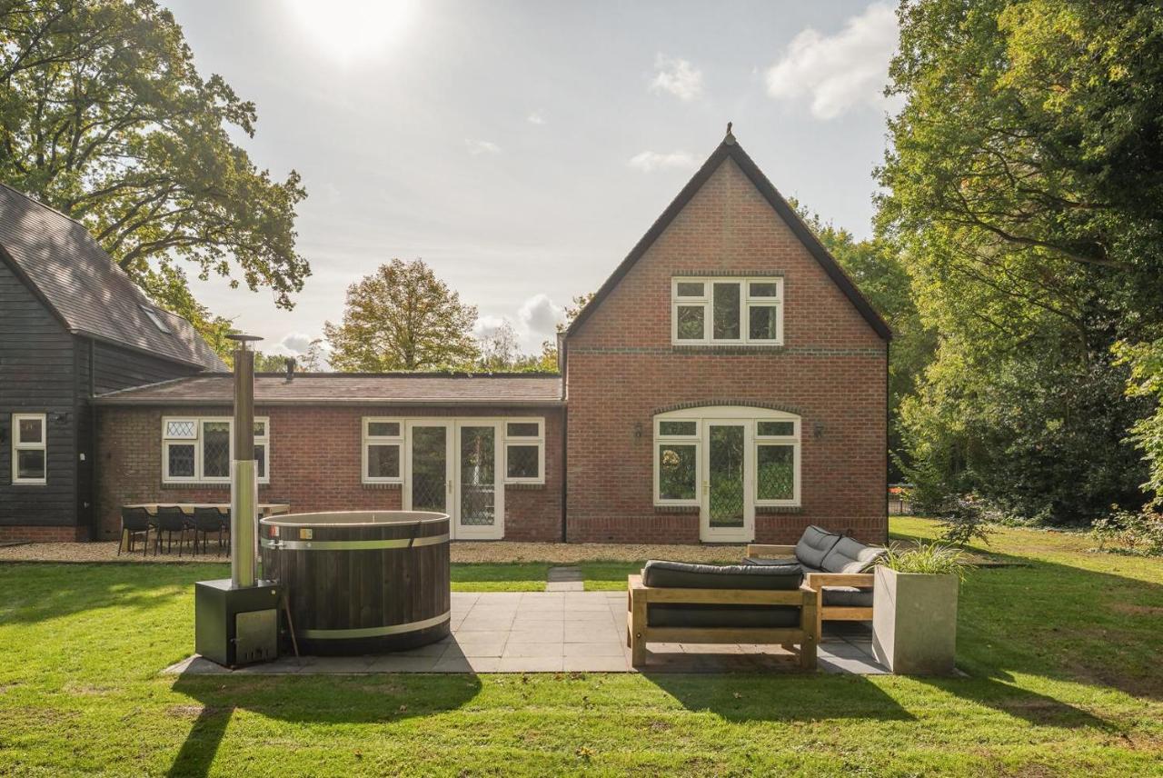 Beautiful English Villa With Hottub Зёйдволде Экстерьер фото