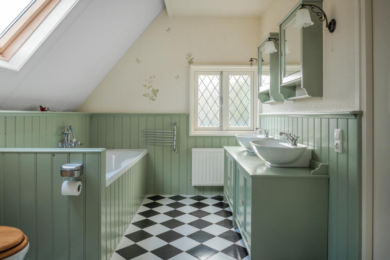 Beautiful English Villa With Hottub Зёйдволде Экстерьер фото