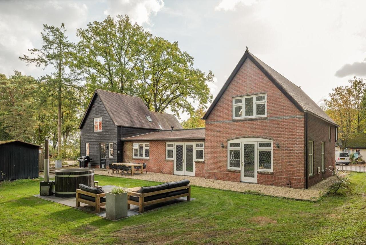 Beautiful English Villa With Hottub Зёйдволде Экстерьер фото