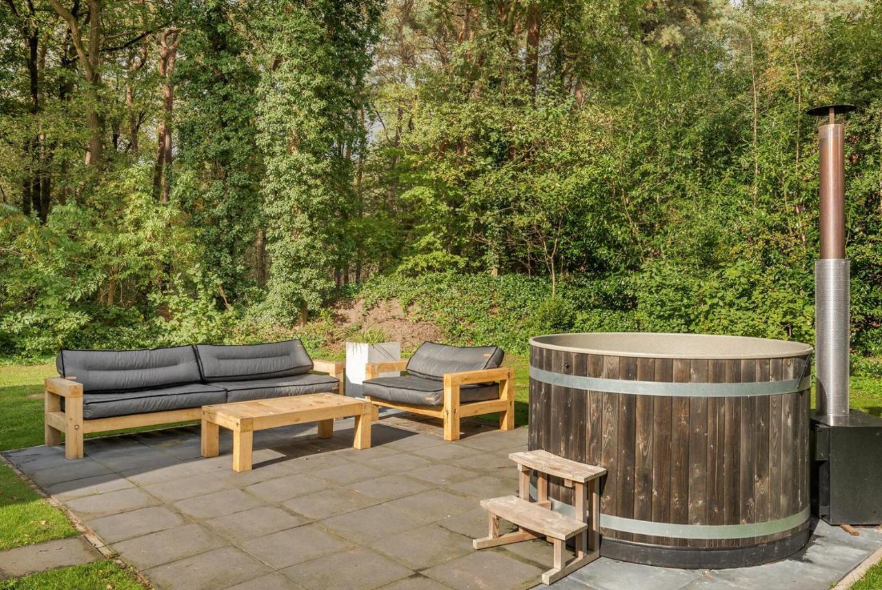 Beautiful English Villa With Hottub Зёйдволде Экстерьер фото