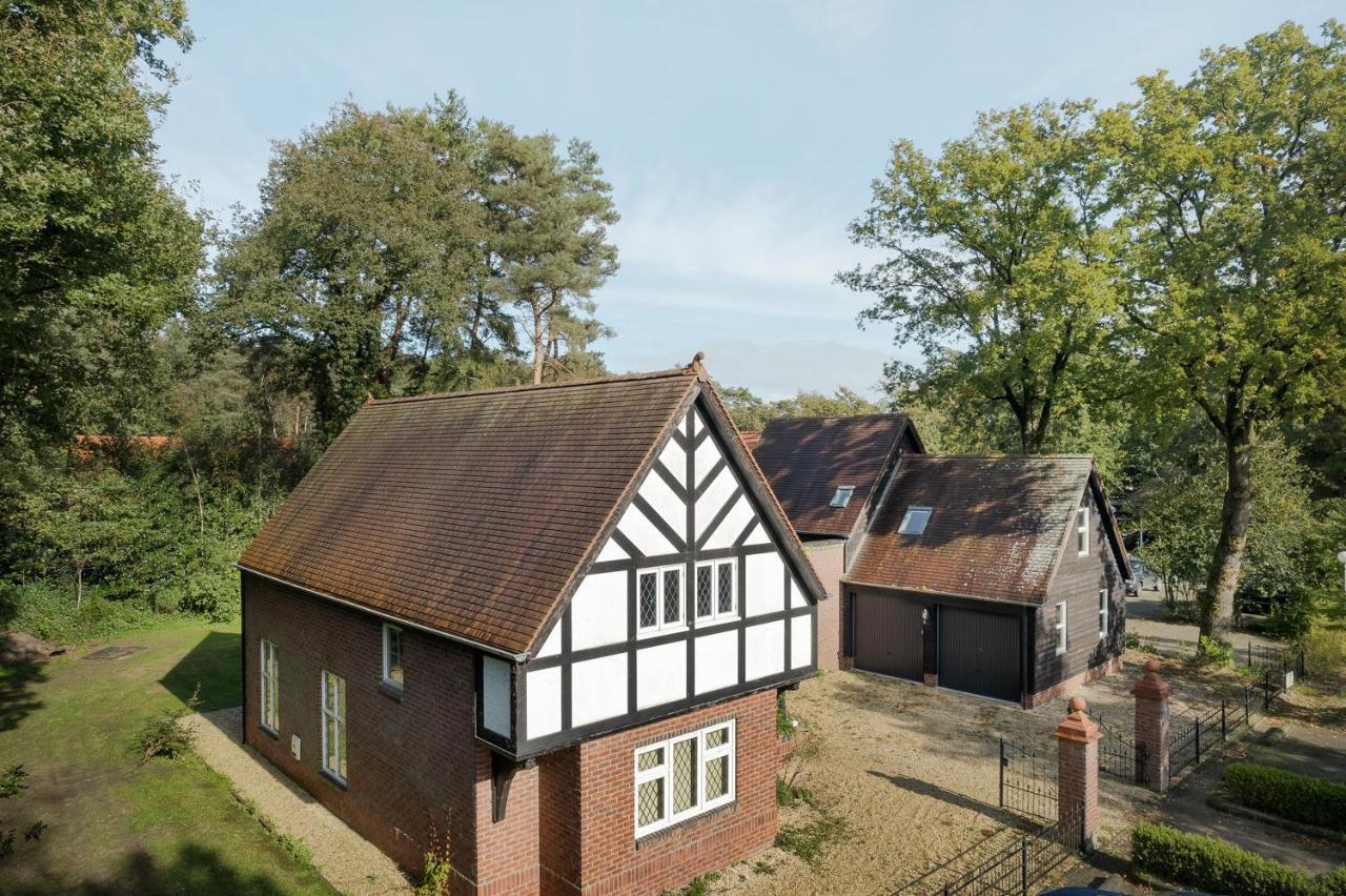 Beautiful English Villa With Hottub Зёйдволде Экстерьер фото