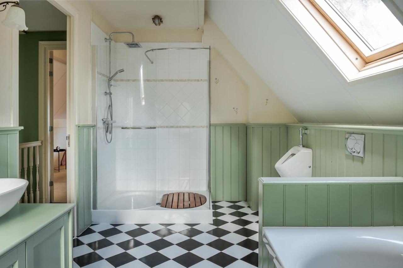Beautiful English Villa With Hottub Зёйдволде Экстерьер фото